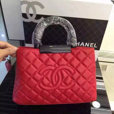 chanel2015殿堂級神物..瑟瑟..突襲。逆襲複雜的工序來個高貴簡單羊皮款真正的爆款..出門逛街款 尺寸27*20*9，款號9826！