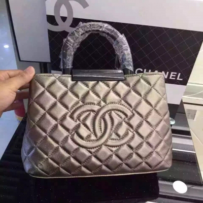 chanel2015殿堂級神物..瑟瑟..突襲。逆襲複雜的工序來個高貴簡單羊皮款真正的爆款..出門逛街款 尺寸27*20*9，款號9826！