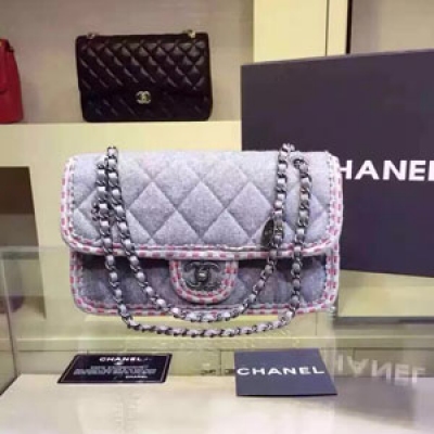 Chanel  新款毛呢，復古五金設計，尺寸26Cm