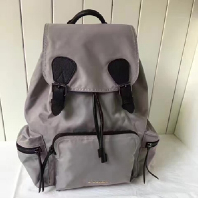 Burberry專櫃 The Rucksack 男士軍旅背包。大號40154791。採用柔韌的防水尼龍布料拼接牛皮搭配。既輕便又實用。