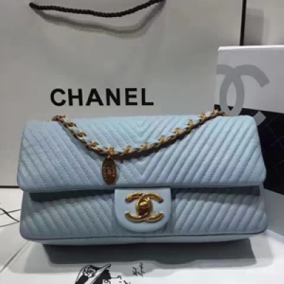 CHANEL  新款毒物上市進口胎牛皮復古鎏金 這款注入今年大紅大紫流行元素V字條風格是秋冬必備款皮質手感好到爆媲美原單無壓力包包簡約時尚且奔放洋氣上身效果高大上  尺寸：26cm