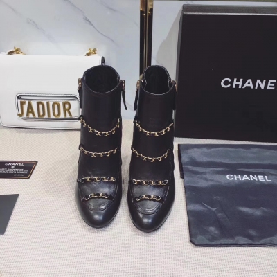 CHANEL 靴子系列專櫃一比一製作，楦頭精心調製與原版0差異！材料是：採用小粒面牛皮與小牛漆皮，與綿羊皮製造，裸靴，金屬鏈條搭配，時尚，高貴，不失優雅！上腳舒適！女王必備！面料牛皮與漆皮羊皮，墊腳內裡全羊皮裡，真皮大