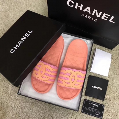 【CHANEL】香奈兒家經典雙C拖，正品級！精心製作、代購級別品質、從海外購入正品！各種細節有正品比較、歡迎親們隨意對比專櫃正品絲毫不遜正品的頂級版本面料：鞋面採用義大利進口高級環保膠料經典圖案雙C製作而成大底：原版凹