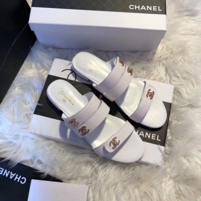 香奈兒Chanel 18ss 小香主打系列 時尚經典涼拖鞋 鞋面進口小牛皮配上雙C大logo， 上腳超級好看 ，輕鬆hold任何場合，原版雙層真皮大底，Size：35-40