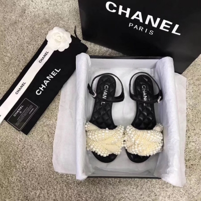 Chanel香奈兒 18ss 頂級珍珠涼鞋系列，超級女神系列！正品級 頂級貨版本！專櫃超火 的一組系列，與原版一致！做工超複雜，重工打造全手工縫珠3000顆珍珠，整體非常立體，非常有型，盡顯大長腿滿滿的女神范！巴黎正品