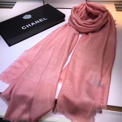 Chanel香奈兒圍巾 美得閃閃發光 是進口印度的羊絨300支鑲嵌進口金銀絲！最適合秋冬的璀璨設計 面料薄而精細！鑲嵌的閃閃部分也是進口的金絲線。無敵美搭配金絲鑲嵌出不同深淺度的Chanel專屬腔調系列~變幻靈動.層次