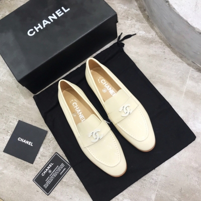 Chanel香奈兒 2019早春款單鞋，原版購入解刨開發！完美無色差版本，秒殺市場一切版本！最流行前沿的款式，想穿著不美都難，大長腿就是你，原版logo，鞋面簡潔不會喧賓奪主，更突出你全身的搭配，鞋面材質升級，採用進口