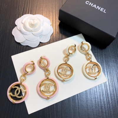 Chanel香奈兒 小香耳釘正品春夏新品 正品黃銅底材搭配各種日常和約會造型，隨性又經典 美美小仙女推薦自留