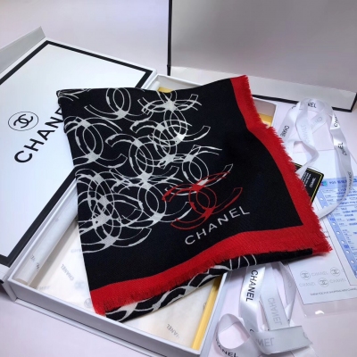 Chanel 香奈兒專櫃最新款圍巾 超級超級美的羊絨長巾 真心美的讓人心動 上身效果簡直美翻了 品質非常完美 整個圍巾給人大牌氣場的同時又非常精緻，讓整個人的層次提升好幾個level 絕對值得入手的新款 精緻女人名媛氣