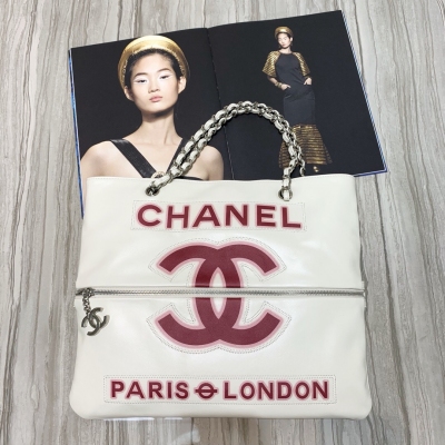 Chanel香奈兒 中古購物袋 胎牛皮 定制全銅五金 集實用與美觀于一體 包身印上雙C大logo非常搶眼 容量大裝ipad和筆記本毫無壓力 包包又輕盈 可折疊 很nice 真的很百搭 尺寸38*32*2cm 編號A100