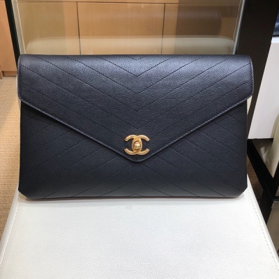 Chanel香奈兒 57434 Chanel Paris-Hamburg 19ss款黑色小牛皮縫線V紋雙C鹿紋信封包全皮裡手包 雙隔層拉鍊夾層及後口袋 手包一般以簡約風為主 新款簡約大氣但隔層比任意款手包要多 可以更充分