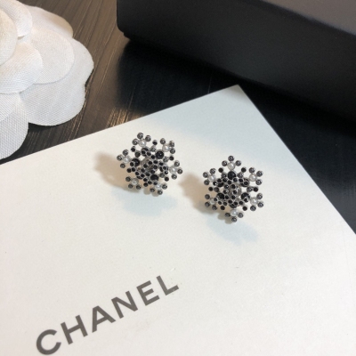 Chanel香奈兒 小香耳釘正品春夏新品 正品黃銅底材搭配各種日常和約會造型，隨性又經典美美小仙女推薦自留