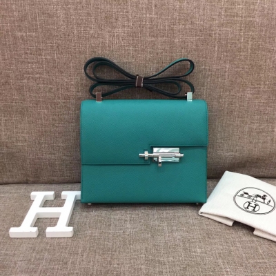 Hermès Verrou 插銷包 現貨 Hermes epsom皮 全手工 7F孔雀藍 這款包包正面整體呈方方正正的長方形，設計非常簡潔，但是銀色的“門閂形”鎖扣部分是點睛之筆，讓包包整體有了一種“構成主義”之美。背面