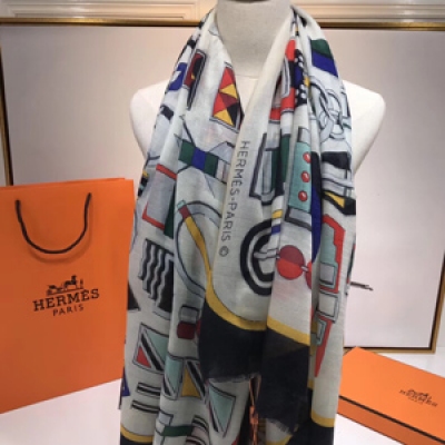 HERMES 愛馬仕頂級品質方巾   展現出來的工藝 看得見的品質  均勻的圖案佈局讓人深深地感受到頂級品牌的品味  靈動的LV花紋充分延伸  色澤純正豔麗 突顯高貴氣質 讓您在各種場合都魅力非凡尺寸  超級推薦 美妞