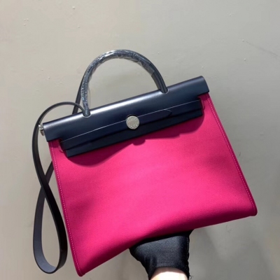 愛馬仕Hermes Herbag 31cm有兩種，一種是雙肩背包（叫Herbag A Do，已經停產），一種是單肩背包（常年處於被搶購的狀態）。一般是牛皮+帆布的材質，顏色都比較的亮麗，有手柄有肩帶，非常實用。31cm 