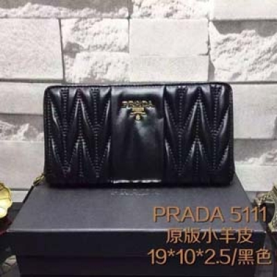 品牌：PRADA   （獨家背景 實物拍攝） 型號：5111 顏色： 黑色 藍色 玫紅 銀色色 尺寸：19*10*2.5 材質： 採用進口頭層小羊皮壓花 皺褶 手感柔軟、舒適，原版五金 專櫃品質，實物拍攝，獨家出貨