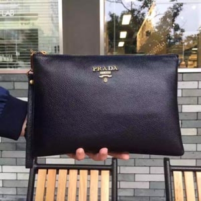 PRADA【原單品質細節對版專櫃】【全套包裝】2015最新款，搭配專櫃禮盒 原單進口海關貼 二維碼發票齊全，頂級荔枝紋小牛皮，注重一切細節、獨一無二的它，每一針每一線都非常精細徹底，市場原版最好的貨，專注高端，獨家實拍 