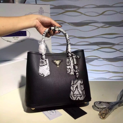 普拉達/Prada：2758官方專櫃經典，嗆口小辣椒同款 迷你購物包 火爆登場，採用官方指定荔枝紋牛皮，裡外全皮哦義大利原產地標+175代工號，尺寸26.5*21*12cm實物圖攝 高調出貨，如此美品，你值得擁有