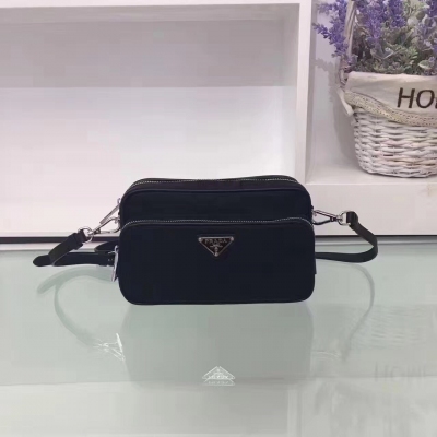 Prada BT1010黑，尺寸：21*9*13CM，斜挎尼龍小包，配槍色五金，兩個拉鍊隔層，容量大