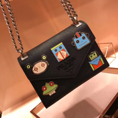 Prada普拉達新款首發 原單品質 Prada 2018最新款女式斜挎包1BD127 Monochrome手袋系列--“機器人徽章”時尚V形信封設計翻蓋 義大利進口Saffiano皮革 Prada標識織物襯裡 同色字母徽