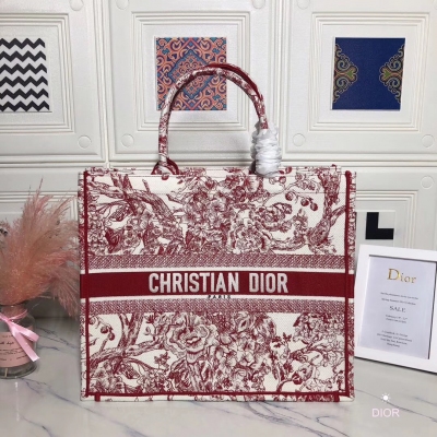 Dior迪奧 Book Tote 時尚易逝 經典永存 Dior 2019 高級 定制系列 刺繡帆布手提包 創造經典 演繹時尚 藝術和花圖案，時尚簡潔，肩背與手提兩用。尺寸：41.5x32x5