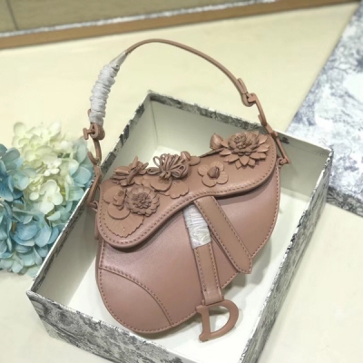 Dior迪奧 Saddle Mini Bag 胎牛馬鞍包 第一眼就愛上它～CD碎鑽blingbling的效果 簡直美到我啦！高級的質感真的是驚豔到我 無論搭配什麼顏色的衣服完全無違和感 優雅浪漫又帶有摩登感 ～小仙女們一