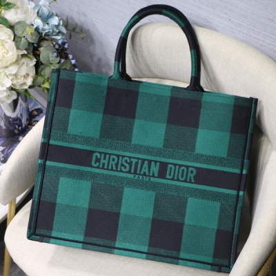 Dior迪奧 全新升級 Dior Book Tote 格子系列 多數人消費奢侈品牌首先想到的是買實用型的經典款 但其實像D這種合作藝術TOTE 應該作為重點收藏復古風滿滿 背上它你就是時髦精本精 它真的特能裝 超寬敞的內