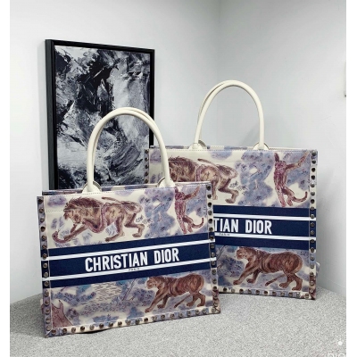 Dior迪奧 全新升級 Dior Book Tote 牛皮系列 多數人消費奢侈品牌首先想到的是買實用型的經典款 但其實像D這種合作藝術TOTE 應該作為重點收藏復古風滿滿 背上它你就是時髦精本精 它真的特能裝 超寬敞的內