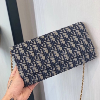 Dior迪奧 Oblique Clutch Bag Dior掀起一層復古潮流 一貫而言 Oblique圖紋占主導 一再宣誓主權的美 手包 斜挎包 單肩包 統統搞定 ～內搭設計也是滿滿的贊 TICKETS . PASSPO