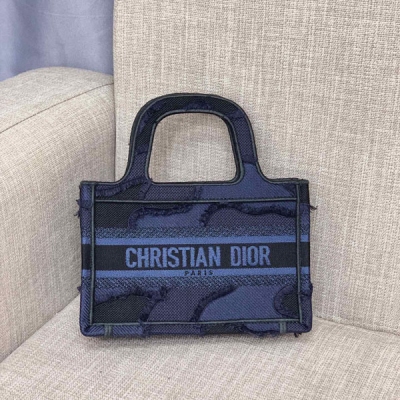 Dior迪奧 book tote 自從換了設計師後 Dior 可以說跟開了掛一樣 尤其老花元素再現.讓人無法自拔 定位刺繡. 紗線顏色定染 刺繡機拍版繡花.密度和針距多次校準 達到效果 難度係數極其高 稍後一點不甚 .整