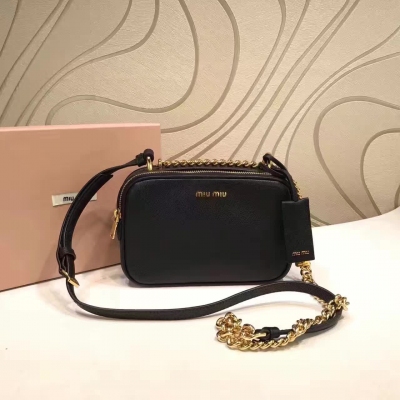 MiuMiu2017春季款鏈條包…小號5BH029#【黑色】採用頂級進口山羊紋logo鑲金色字母粒，定制電鍍鏈條與皮帶拼接而成雙拉鍊款式，綿綢襯裡肩背斜挎均可，簡約時尚款