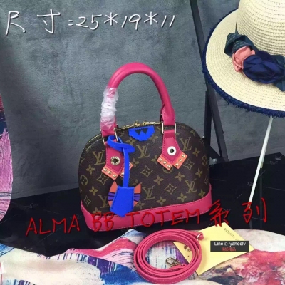 LV 2015新款ALMA BB TOTEM限量版貝殼手提包 獨家發佈～ 原汁原味少了經典的Monogram 圖案如何更原汁原味的呈現LV呢，而品牌也同樣具有創新精神，以部落元素加上經典元素讓一板一眼的老花有了活潑的味道