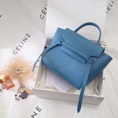 原單 CéLINE Belt Bag 鯰魚包 24CM Celine在IT Bag的世界裡總是占著一席之地 設計師Phoebe Philo設計出一款款風靡時尚圈的當紅IT Bag 鯰魚包(Celine Belt) 現在紐