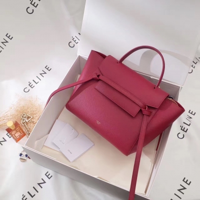 原單 CéLINE Belt Bag 鯰魚包 27CM Celine在IT Bag的世界裡總是占著一席之地 設計師Phoebe Philo設計出一款款風靡時尚圈的當紅IT Bag 鯰魚包(Celine Belt) 現在紐