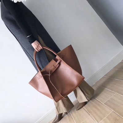 CELINE BIG BAG 2018秋冬新款大包 外觀有些取代了之前的蝙蝠包。對比起之前的大蝙蝠皮更柔軟。包更輕 背上身走路都帶風超級有範 尺寸：32—32—29CM