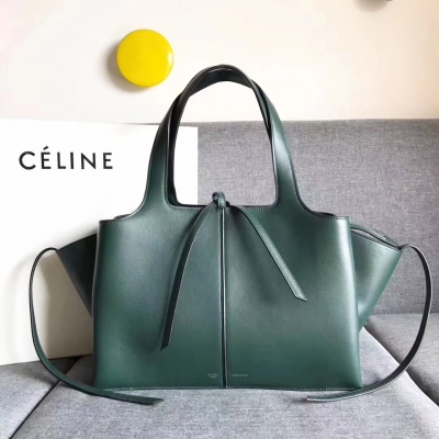 CELINE TRI-FOLD 最新烏賊包全新登場，和囧臉包相似的標誌性倒T型設計、原單級別，內外全皮！小尺寸：32-12-23cm / 大尺寸：37-11-26cm 型號：7766.7767 平紋淺王拼羊猄