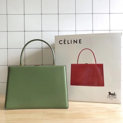 CELINE CLASP新款手提包，並且能肩挎手挽，採用天然小牛皮，手柄金屬扣，襯裡2個內側隔層，內側中央拉鍊口袋，看似端正款式，帶著復古的味道，也能酷酷達配使用！尺寸：32 X 22 X 8 cm