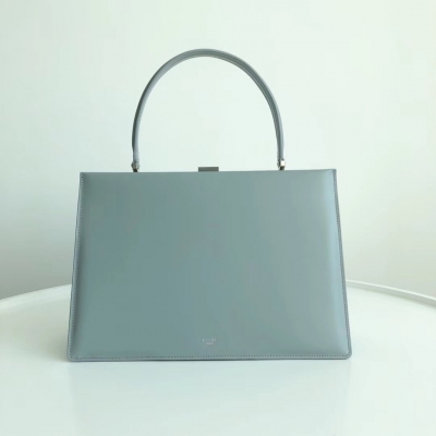 CELINE CLASP （平紋） Celine clasp 中號 進口小牛皮材質，內裡羊皮，裡外全皮，損耗極大，定制級五金 。看似簡單的一款包袋，包身、手柄的立體感、袋口五金的吻合度，風琴位的平順度，很有范，高端大氣 