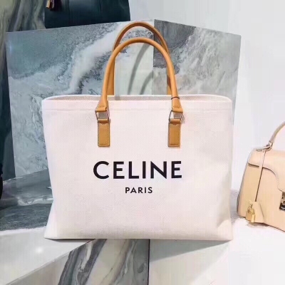 CABAS CELINE 橫款CELINE印花帆布和小牛皮手袋 新款原版開發 每年夏天必出帆布系列 這款耐看又耐用 氣質優雅又百搭 休閒和正式都可以搭配 尺寸：41*30*15CM