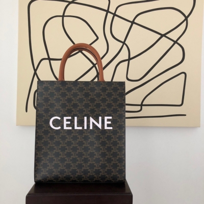 CELINE 秋冬新款，最近瘋魔了的老花料，印上凱旋門標誌的logo，是最古老的Celine標誌， 料子不硬，原版定制的料子，另有一番滋味，一種成熟的優雅姿態，一種復古的溫柔訴說；可以手拎，斜挎 尺寸：28*8*32