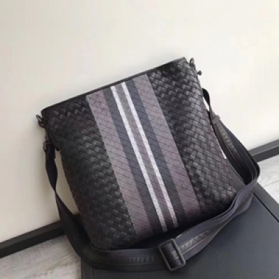 BV Bottega Veneta429043斜挎包釆用原廠胎牛皮打破常規做法大膽探索拼色與不同繡線勾出不同時尚潮流，章顯蝶家奢華大氣又不失年輕時尚30x32X3