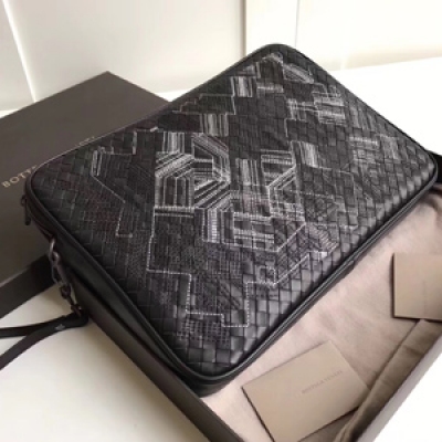 BV Bottega Veneta477618公文袋採用原廠的胎牛皮打造，造型精緻小巧，空間寬裕。需要使用三種色調各不相同的線微縫，防若複雜電路圖的幾何迷宮圖案。尺寸35*24*4cm ，重點配原廠盒子哦，獨家蝴蝶拉頭