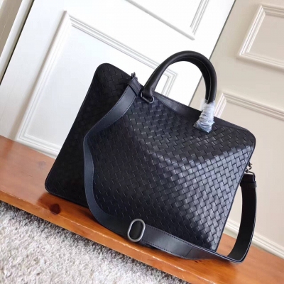 BV Bottega Veneta387307此款Intrecciato編織胎牛公事包精心製作而成，堅固耐用，典雅時尚。外形設計經典，頗具結構感，廓型明朗。可以採用提手攜帶或連接可調節肩帶，釋放雙手。尺寸37cm