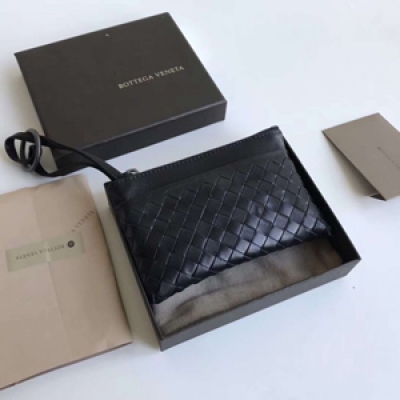 BV BOTTEGA VENETA 275327迷你零鎖鑰匙 +零錢為一體外附一層可放門卡及為實用 採用原廠胎牛皮精心手工編織而成，搭配一條皮革腕帶，造型精美小巧。尺寸13x8