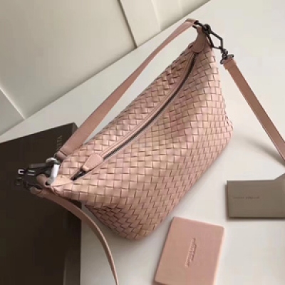 BV Bottega Veneta9843升級版 盛夏出行百搭包 新款三用女包，手提，單肩 斜挎統統ok 進口愛爾蘭羊皮 這皮質的質感跟光澤度你們自己感受下 內配豬皮裡 size：27*17*13cm