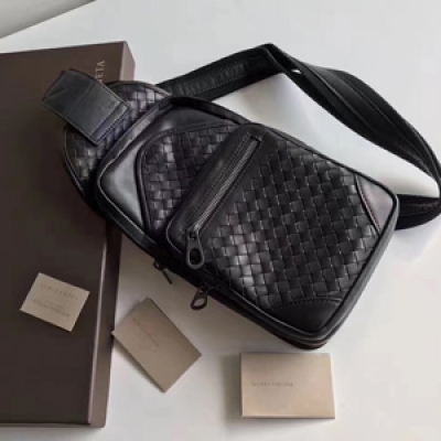 BV Bottega Veneta 胸包 出門不喜歡背大包選它胎牛皮胸包，容量大，背上身輕便35X16X6