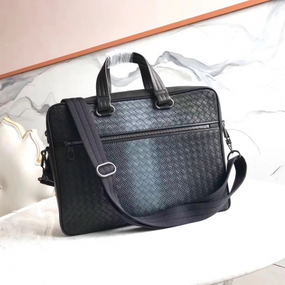 BV Bottega Veneta 春夏季 款上市495831採用胎牛皮絲印編制公事包36＊27＊5，獨特時尚風格帶給不一樣的視覺