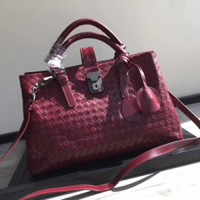 BV Bottega Veneta 7453Roma羅馬包,義大利Vicenza維琴察代工廠,進口胎牛皮, 真心好看 胎牛皮自然紋理和光澤都覺得質感十足,內裡做工都精細到無懈可擊！ 純手工編織,綿密有序,質感強烈的立體感