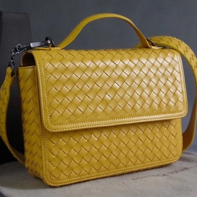 BV Bottega Veneta 522922新上市女士手提包小巧精緻，採用胎牛皮精心打造設有時尚潮流大版帶搭配，設計簡潔時尚，反蓋式設計有合蓋吸扣，安全感滿滿嘀，24*17*7