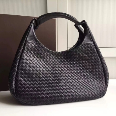 BV Bottega Veneta 5281工藝精美的肩背包，極具低調柔美的氣息，是Bottega Veneta 系列的珍藏包款之一。尺寸：38cm*45cm*17cm